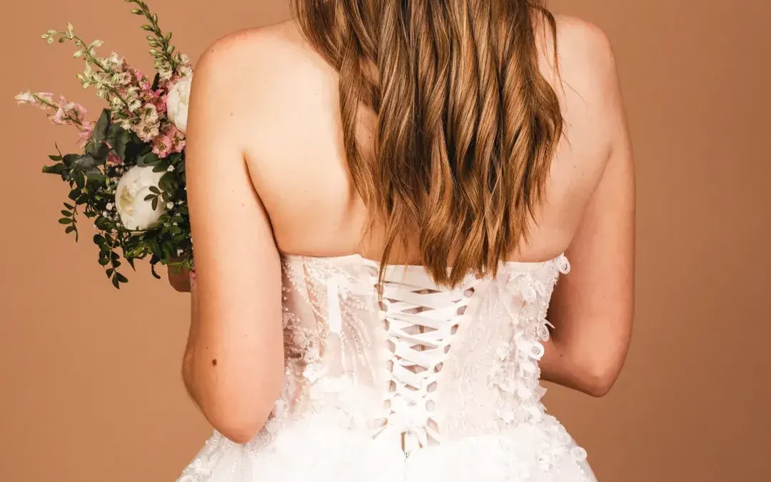 Cómo personalizar tu vestido de novia para una boda temática