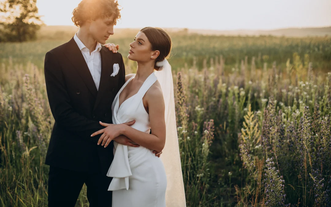 Cómo combinar el vestido de novia con el traje del novio sin parecer ‘a juego’