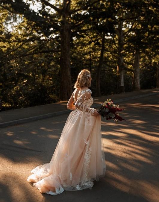 Cómo influyen las series y películas en las tendencias de vestidos de novia